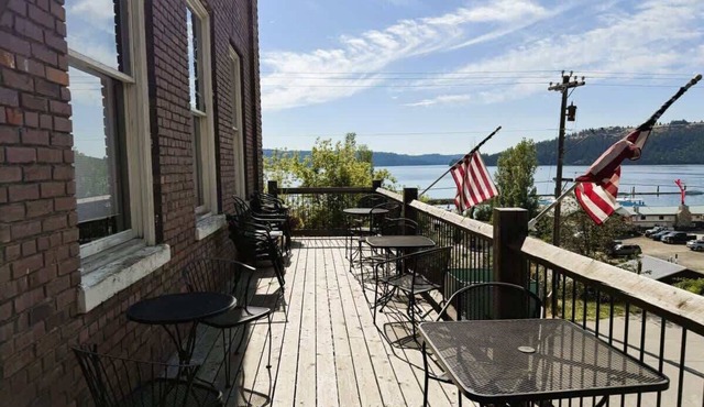 Lake View Apartment Above One Shot Charlie's