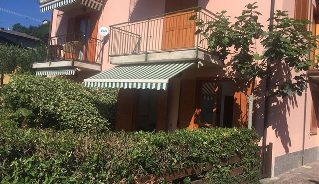Lake View. Beautiful three-room apartment with garden and pool. Lake Como.
