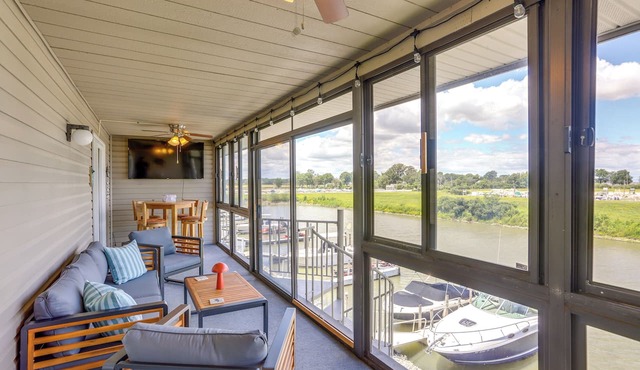 Lake View, Dock & Pool: Green Cove Resort Condo