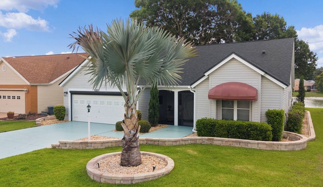 Lake-View ELEGANT 3 bedroom/2 bath home centrally located in The Villages +Gcart