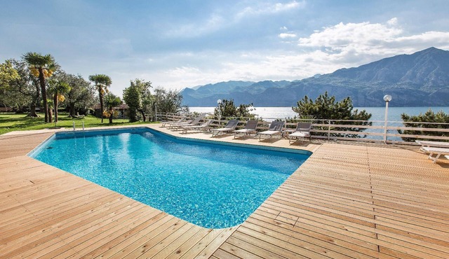 Lake view studio with BBQ and shared pool