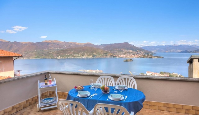 Lake View Terrace Over The Borromean Isla