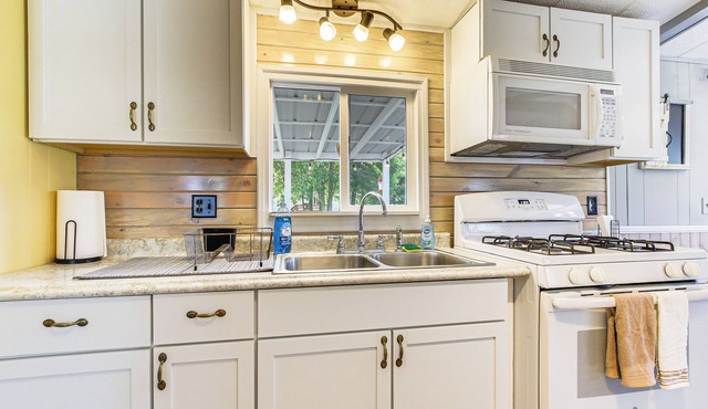 Lake Views & Fireside Bliss: Cecil Cottage w/Yard