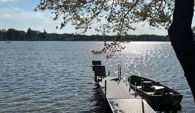 Lake waterfront with beach & dock. Min 31 nights.