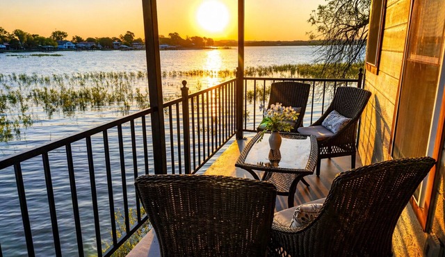 LakeFront, 10 Bed, 8 bath, Pool, Treehouse, Hottub, GameRoom,Largest STR in DFW