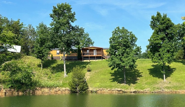 Lakefront! 2 bed, 2 bath with Private Dock