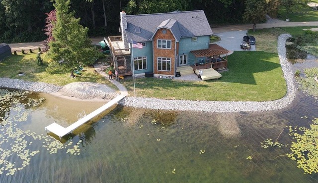 Lakefront 270 view, beach, hot tub, wineries! Last call of summer, Aug. 17-20
