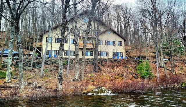 LAKEFRONT 3-bedroom Chateau Getaway at Whitecap Mountains Resort Unit 1
