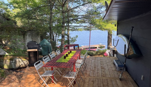 LAKEFRONT 3BDR CABIN WITH PRIVATE DOCKS & DECKS - MUSKOKA NEAR PORT CARLING