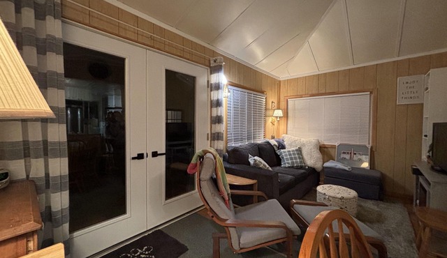 Lakefront 4-bedroom cottage w/AC near The County. Pet-Friendly. Great Fishing!