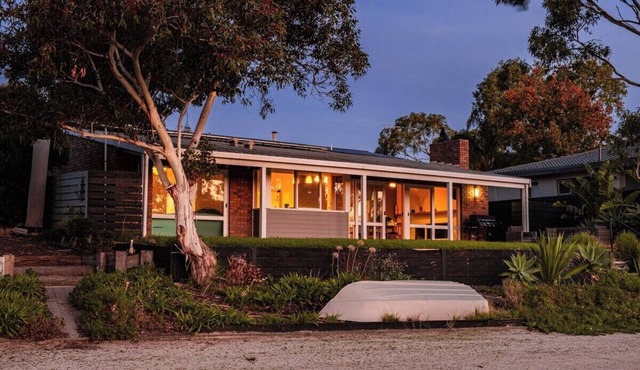 Lakefront 4 BR house at Patterson Lake +WIFI+BBQ