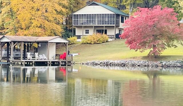Lakefront 4bd-2ba; Deep water; Large Porch; Sleeps 14; Pet friendly
