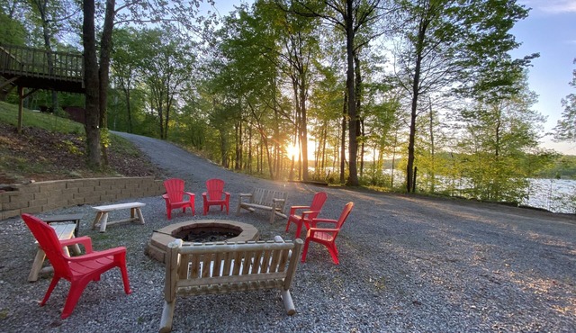 Lakefront 4BR/2BA Cabin - Sleeps 10 -> Pets Stay Free <-