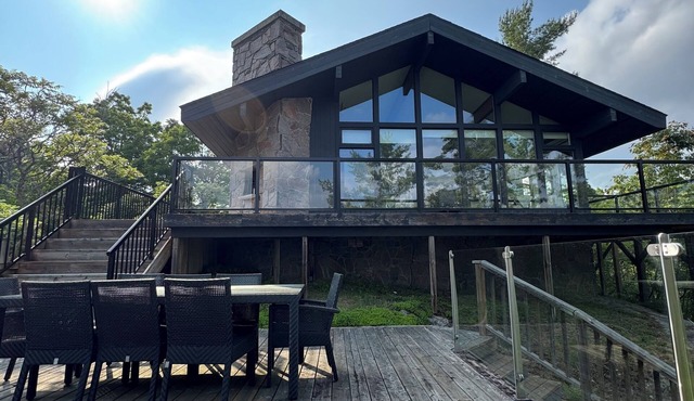 Lakefront 5 Bedroom + 5 bathroom Cottage w/Boat on Miller Island Muskoka