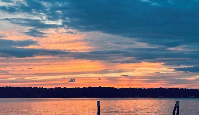 Lakefront 5BR with 300ft private beach, sunsets, firepit, kayak, paddle board