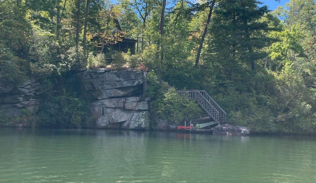 Lakefront A-Frame steps from Tallulah Gorge and 90 minute drive from Atlanta