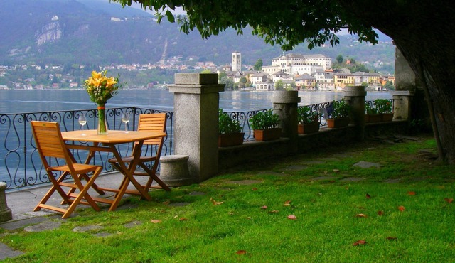 Lakefront apartment with garden in the center of Orta San Giulio