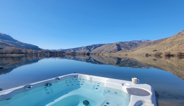 Lakefront, beach, hot tub, putt course, paddleboards, boat ramp, deck, fireplace