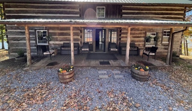Lakefront Cabin - 3BR 2BA - All Season Lake Views!