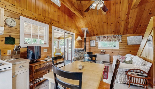 Lakefront, cabin-inspired home with firepit, grill, & screened porch, Wifi