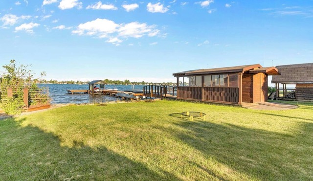 LAKEFRONT CABIN WITH COVERED DECK, HOT TUB & MORE