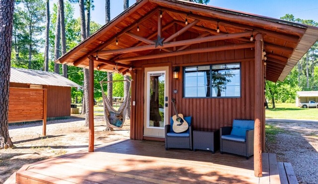 Lakefront Cedar Cabin on Toledo Bend w/pier, boat ramp, firepit, grill,Pets OK