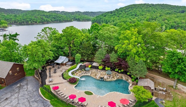 Lakefront Chalets Resort Villa Pool/Dock/Free Amenities 10 Min to Dogwood Canyon