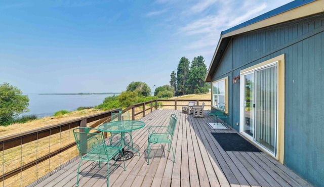 Lakefront Chiloquin Home w/Scenic Deck!