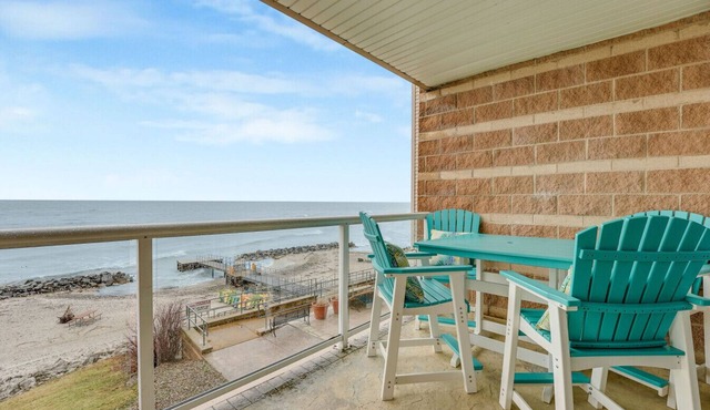 Lakefront Condo, Balcony, Pool, Beach, Wineries