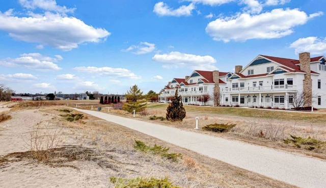 Lakefront Condo- Step-free & accessible! Sleeps 8!