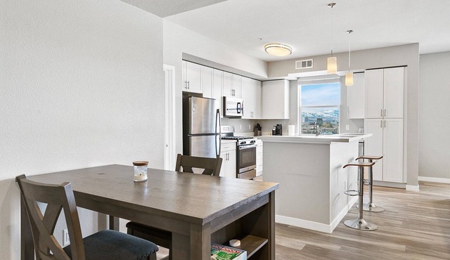 Lakefront Condo w/Jacuzzi, Rooftop near Mall, Casino, Theater w/City Views