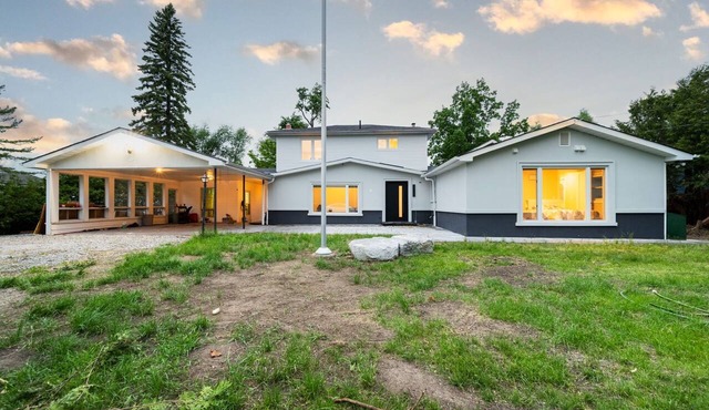 *Lakefront Cottage with Hot Tub, Private Dock, Firepit & Stunning Views*