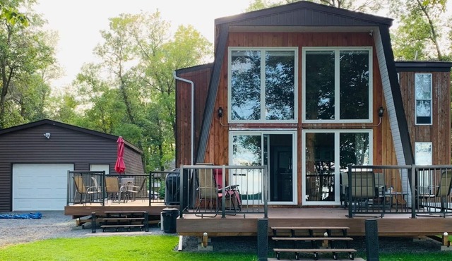 Lakefront cottage with 2 decks, firepit capturing amazing sunrises.