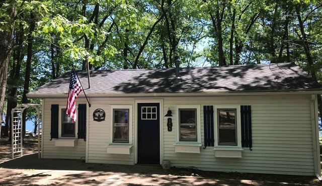 Lakefront Cottage on All-Sports Bass Lake, just 15 minutes from Tawas city.