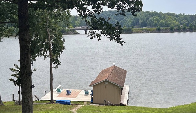 Lakefront cottage with WiFi .