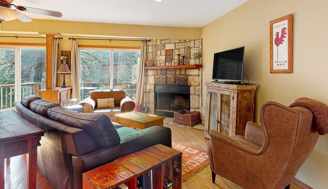 Lakefront dog-friendly home near Eureka Springs with deck, lake views, fireplace