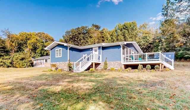 Lakefront, dog-friendly home with dock, paddleboards & firepit