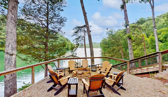 Lakefront Escape, Sleeps 10, Private Dock, Hot Tub