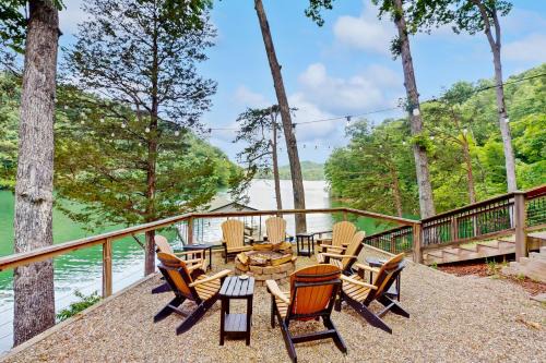 Lakefront Escape Sleeps 10 Private Dock Hot Tub