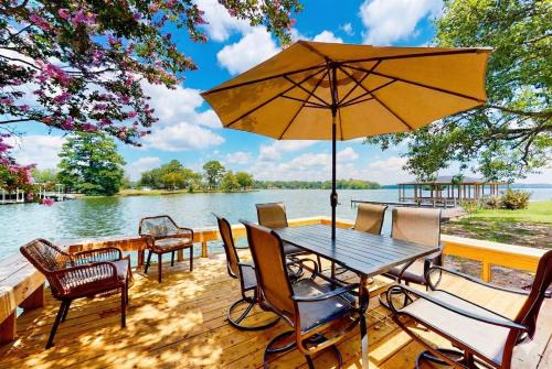 Lakefront, fire pit, pier, kayaks, no stairs