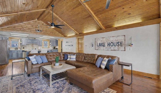 Lakefront Getaway Game Room Hot tub & Dock