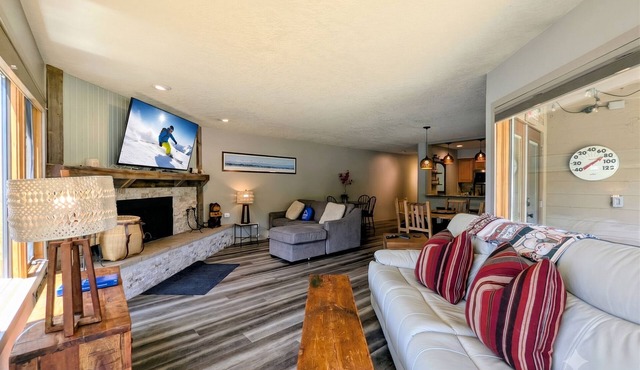 Lakefront Getaway | Modern + Patio & Summer Fun