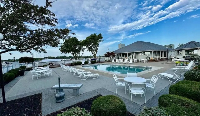 Lakefront Getaway - 2 Balconies, Pool & Hot Tub - Walk to Jet Express!