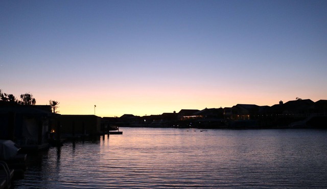 Lakefront Haven Boat Rental Sleeps 4 people