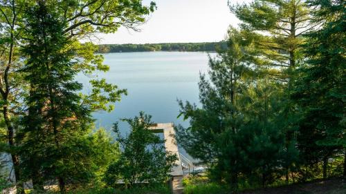Lakefront Home 4 Bedroom 4 Bath Sleeps 12