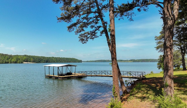 Lakefront Home, 6BR/4BA, Open Water/Dock. Sleeps 18. Boat Rental.