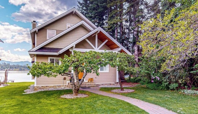 Lakefront home and studio with kayaks, dock, WiFi, fireplaces, BBQ grill