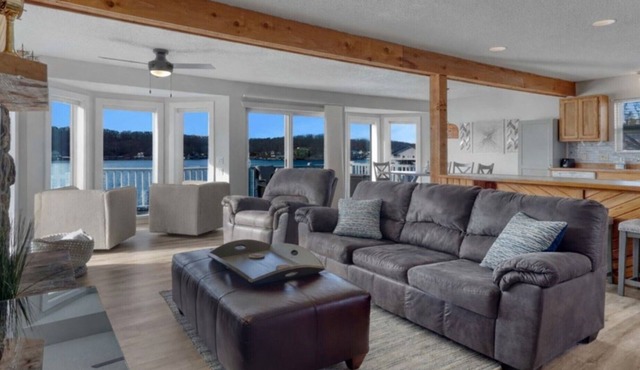 Lakefront Home, Private dock with Slide & Kayaks, located at the 5mm, Sleeps 10