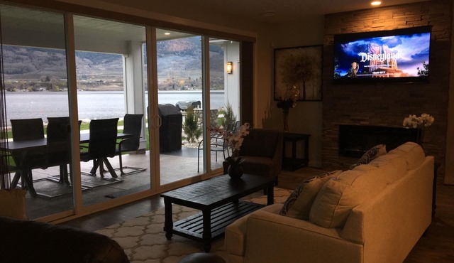 Lakefront Home - Private beach in Osoyoos Cottages