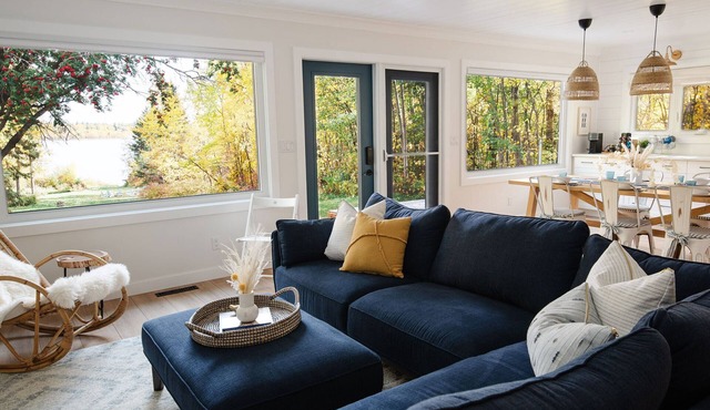 Lakefront home with stunning sunrise view, King bed - a nature lover's paradise
